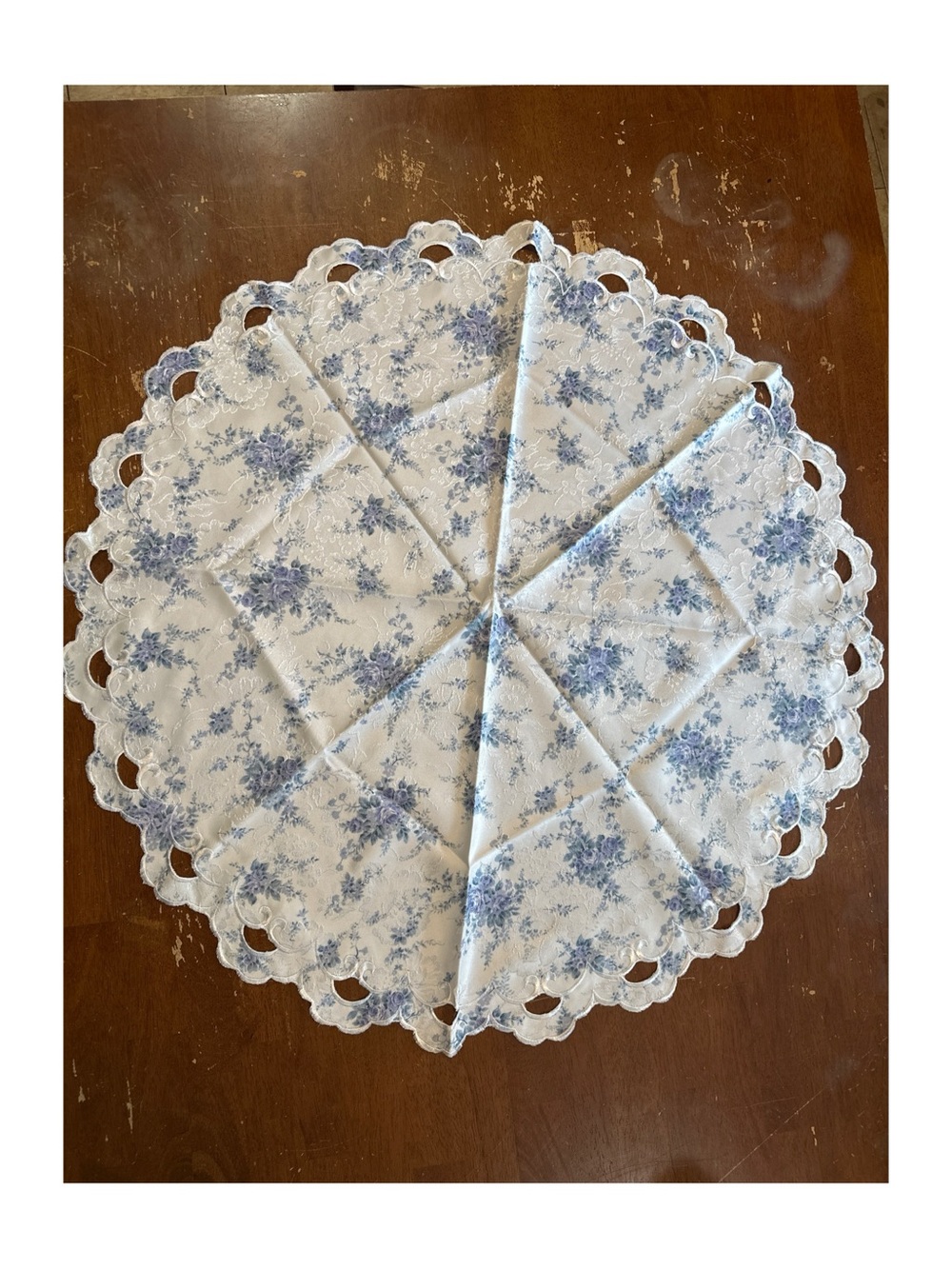 Classic Round Lace-Edge Tablecloth in Blue Floral